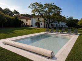 Gîte 15 pers Piscine Nature Dombes, Hotel in Saint-André-le-Bouchoux