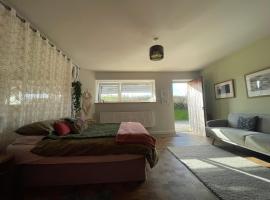 "The Studio" Contemporary studio with organic swimming pool, khách sạn ở Skelsmergh