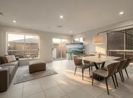 JC House - 4 Br, AC & Wi-Fi Close Coles & Train