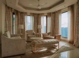 The Auramah Retreat - 4BHK Villa with Mountain & Valley View - Private Balconies & Parking