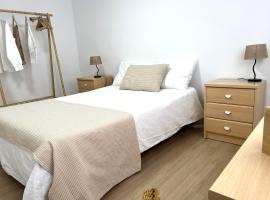 3 Bed Flat - Sleeps 5 - Wifi, Hotel in Bellreguart