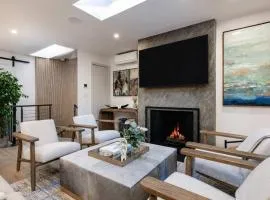 2 BR 3BA Condo - AC, Heated Pool, Walk to Town