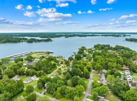 Sapphire Bloom, New Boutique Lake Escape with Hot tub, отель в городе Мурсвилл
