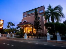 Holiday Hotel, hotel em Cherai Beach