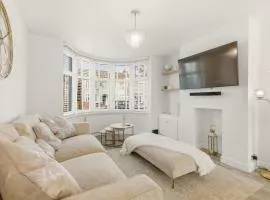 Stylish Home, 1GB WiFi, Parking