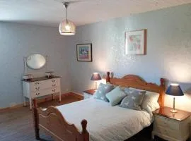 Cottage Sleeps 2- Pet Friendly WiFi Free Parking