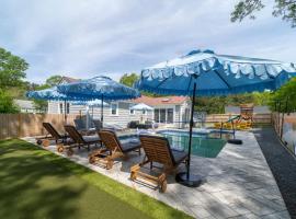 Cape Cod heated Pool, Putting Green, Speak Easy, Game room,, отель в городе Харвич