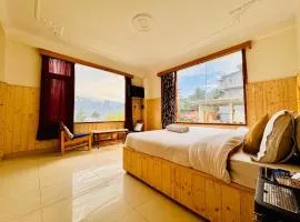 Suraj Inn ! near Hadimba temple ! Rooftop cafe ! personal parking