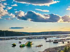 Cozy Beachfront Apartment with Stunning Views, hotel em Fagerstrand