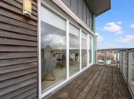 Modern 2 bedroom penthouse with free parking