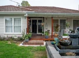 High Garden Sleeps 12 No cleaning fee Pets welcome, hótel í Echuca