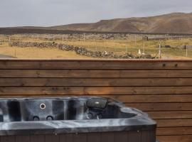 Volcano Escape Grindavík with hot tub, hotel a Grindavík