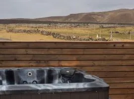 Volcano Escape Grindavík with hot tub