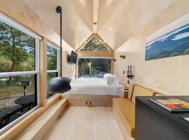 Asheville River Cabins, WorldHotels Backdrop, hotel in Arden