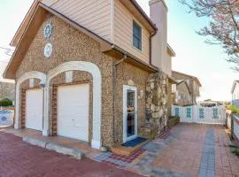 Stroll to Shore: Villas Escape w/ Private Patio!