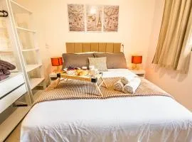 Apartamento com Café no 1º Dia, Kit Fondue e Aquecedor no Quarto a 300m da Praia para Casais