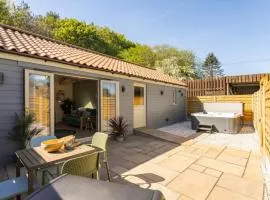 Willow - cosy cabin with hot tub