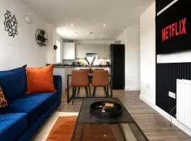 LUXURY & STYLISH Bedford Apartment, SLEEPS 5, FREE PARKING, 2 BATH, 4 Separate Beds and close to M1