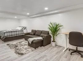Gateway to DC! Quiet Clinton Apt w/ Workspace