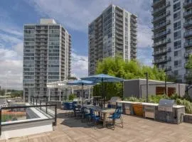 Modern Harborfront Apt & Walk to Restaurants