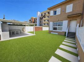 Family Home Right Next to the Beach, hotell i Cunit