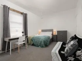 Luxury Haven 3-BDR House - Perefct for Contractors & Long Stays - Guests 8 - Hi-Speed Wi-Fi - Private Garden - Free Street Parking