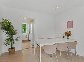 Bright and spacious 3 bedroom with balcony close to the city, hotel di Aabenraa
