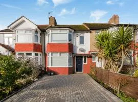 Spacious 3 Bedroom Home in London with Driveway Parking
