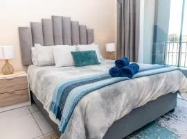 Luxury Ultra Modern Apartment - Queen Bed, Inverter, Pool, Gym & Spacious Balcony