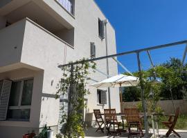 Supetar Cypress House - near the beach, hotel a Supetar