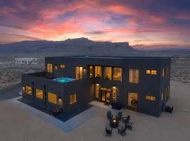 The Highlander - Luxe Hot Tub Firepit Views