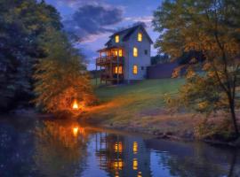 Riverfront Fishing, Firepit, Only 4 Miles to the Speedway、Bluff Cityのホテル