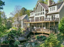 Large Lakefront Home Private dock hot tub, hotel di McHenry