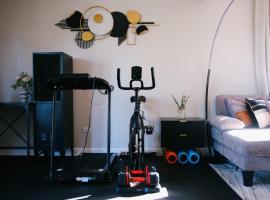 3BR Modern Apt • Gym • Workspace • Quiet Location โรงแรมในชิคาโก