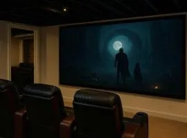 4 BR • Theater Room • Gym • Walk to Lincoln Park!