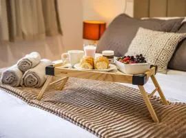 Apartamento para Casais com Café de Cortesia, Netflix e Prime Video, Kit Fondue e Praia Próxima