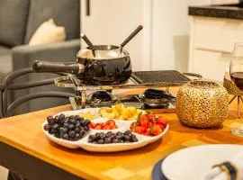 Apartamento para Casais com Café de Cortesia, Netflix e Prime Video, Kit Fondue e Praia Próxima