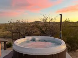 Cozy Desert Haven - Joshua Tree views and Hot Tub