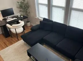 Private Workspace • Sleeps4 • Modern Stylish Stay