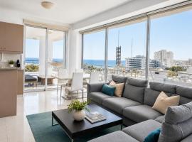 TOP RATED - PREMIUM Seaview 2-BDR-Apt in tallest building in Larnaca - 2 min Walk to Beach, hotel em L&aacute;rnaca