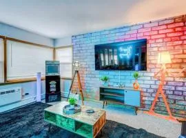 90s Condo| King Bed | 65” Smart TV | Arcade Game