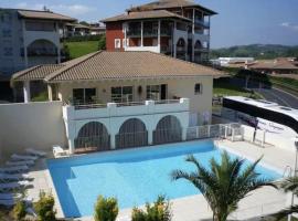 Appart duplex à Ciboure, 3 chambres, 49 m2 avec grand balcon, Résidence avec piscine à 800m de la plage、ソコアのホテル