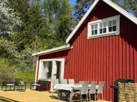 Cozy cottage near lake, newly renovated