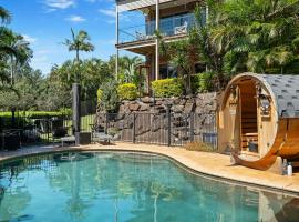 King bed studio seperate entry sauna pool garden view, hotelli kohteessa Terranora