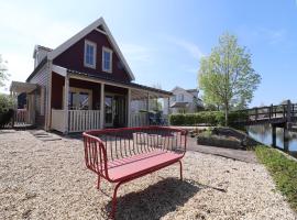 Bungalow in Zuytland Buiten with Fishing Platform, hotel a Simonshaven