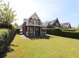 Bungalow in South Holland with Private Jetty, hotel a Simonshaven