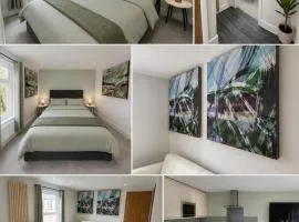 Central Gloucestershire Flat - 1 BR Sleeps 6