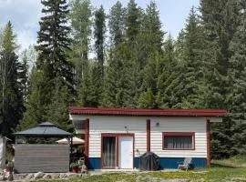 Pine Marten Wilderness Cabin - Hot Tub & Mountain Views