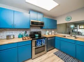 Cozy Renovated Condo - Walk to Town & Beach!