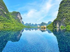 Yulong River Moonlit Mountain Resort with Western Breakfast - Rooftop Pool - Taiji at Sunrise - Free Coffee & Pizza Oven & Roast Chicken & Night Bar, hotelli kohteessa Yangshuo